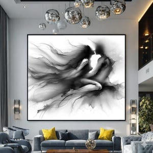 Könnte beinhalten: Schwarz-Weiß-Kunstdruck mit abstrakter Darstellung von zwei Figuren in einer Umarmung. Das Kunstwerk zeigt fließende, rauchige Texturen und ein kontrastreiches Design. Der Druck ist in einem schwarzen Rahmen gefasst.