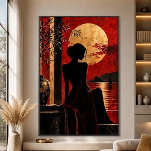 Könnte beinhalten: Ein vertikaler Wandkunstdruck mit der Silhouette einer Figur, die auf einem Sims vor einem tiefroten Hintergrund sitzt. Ein großer goldener Mond hängt über einem dunklen Meer mit einem kleinen Segelboot. Eine dekorative Vase und Bambuszweige sind zu sehen.