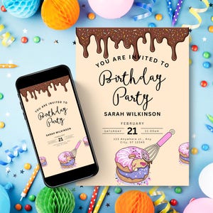 Puede incluir: Una invitación de cumpleaños con una parte superior con goteo de chocolate, con el texto "YOU ARE INVITED TO Birthday Party". La invitación incluye el nombre Sarah Wilkinson, la fecha, la hora y la dirección. Un smartphone muestra el mismo diseño.
