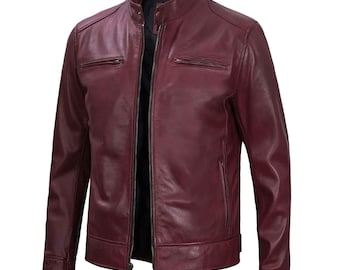 Puede incluir: Chaqueta de cuero burdeos con cuello alzado y cremallera completa. La chaqueta tiene dos bolsillos en el pecho con cremallera y forro interior negro. Las mangas largas terminan con puños abotonados.