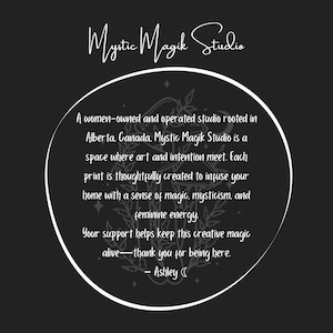 K&ouml;nnte beinhalten: Schwarze Grafik mit wei&szlig;em Text "Mystic Magik Studio". Der Text beschreibt ein Frauenkunststudio in Alberta, Kanada, das Drucke erstellt, um H&auml;user mit Magie und femininer Energie zu erf&uuml;llen.