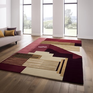 Pode incluir: Um tapete retangular com um design geométrico. Apresenta cores bordô, bege e castanho. O design inclui padrões retangulares e lineares. O texto "CarpetPlazza" é visível no tapete.