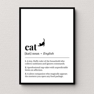 Peut inclure: Impression encadrée en noir et blanc avec le mot "chat" et sa définition. La définition décrit le chat comme un petit souverain du foyer, un dormeur et un compagnon silencieux.