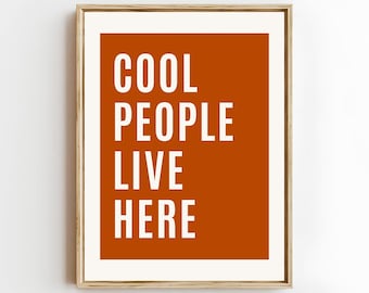 Coola människor bor här-tryck, trendig väggkonst, typografisk poster, minimalistiskt tryck (digital nedladdning)