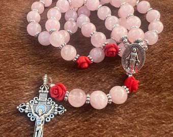 Rosario católico hecho a mano con piedras preciosas de cuarzo rosa y cuentas de rosa roja