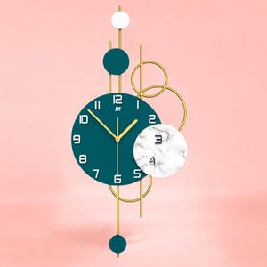 Modern geometrisk väggklocka med guldram och marmordetaljer