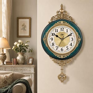 Puede incluir: Un reloj de pared redondo con un marco de color verde azulado oscuro y detalles metálicos dorados ornamentados en la parte superior e inferior. La esfera tiene un centro crema con números arábigos negros, manecillas negras y un péndulo dorado.