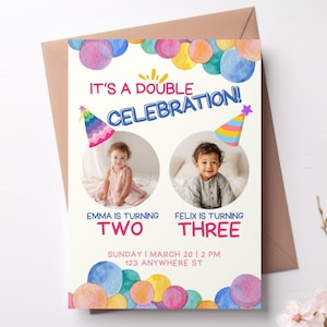 Puede incluir: Una tarjeta de invitación para una doble celebración con globos de acuarela y gorros de fiesta. La tarjeta presenta dos fotos de niños, con el texto "It's a Double Celebration!" y detalles del evento.