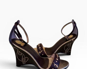 Sandalias de cuña Baby Phat Y2K de piel marrón, talla 7 – Detalle de volutas con tachuelas doradas