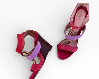 Fendi suède sleehaksandalen met colorblock: koraal, paars, gouden schakelketting (IT 36 / US 6)
