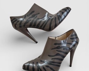 Vintage Prada leren enkellaarsjes met zebraprint grijs zwart kegelhak spitse neus EU 37 US 7 Miuccia-archief Made in Italy Designer