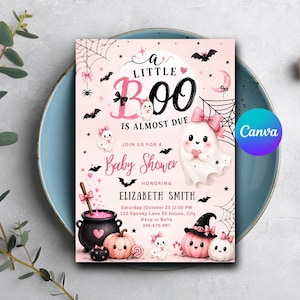 Könnte beinhalten: Eine rechteckige Babyparty-Einladungskarte mit hellrosa Hintergrund, verziert mit einem Geist mit rosa Schleife, einem schwarzen Kessel, rosa Kürbissen, Fledermäusen und Spinnennetzen. Der Text lautet A LITTLE BOO IS ALMOST DUE, JOIN US FOR A BABY SHOWER.