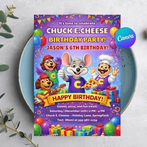 Puede incluir: Una colorida invitación a la fiesta de cumpleaños de Chuck E. Cheese con personajes de dibujos animados, globos y cajas de regalo. El texto dice "¡Feliz Cumpleaños!" e incluye detalles de la fiesta.