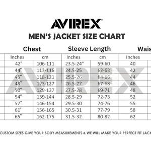 Pu&ograve; includere: Una tabella taglie bianca per giacche AVIREX, con misure in pollici e centimetri. La tabella include le taglie di petto, lunghezza manica e vita, che vanno dalla XS alla 5XL. Il testo in basso dice: "PER TAGLIE PERSONALIZZATE, FORNISCI LE TUE MISURE E FAREMO LA TUA GIACCA PERFETTA."