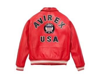 La giacca rossa Avirex Icon realizzata a mano è un capo audace e distintivo, pensato per gli uomini che amano lo streetwear autentico con un tocco vintage.
