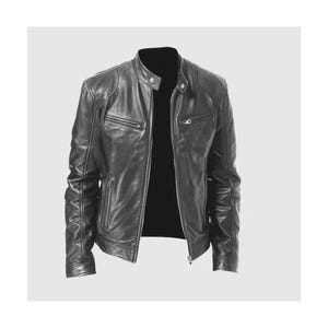 Puede incluir: Chaqueta de cuero negra con cuello alzado y bolsillos con cremallera. La chaqueta tiene un estilo motero clásico con cierre de cremallera frontal y una silueta entallada. Las mangas son largas y tienen puños con cremallera. El fondo es gris claro.