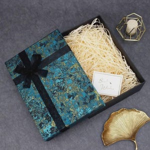 Elegante caja de regalo con cinta / Caja de presentación para regalos de cumpleaños, aniversarios y festividades