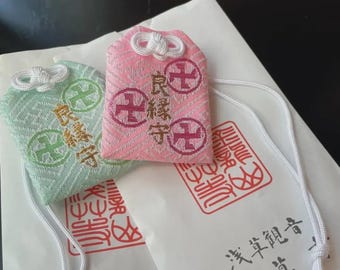 Omamori Enmusubi del Templo de Asakusa: Amuleto japonés para bendecir el amor y las relaciones