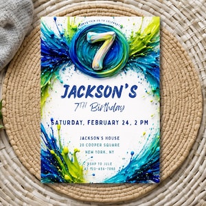 Peut inclure: Une invitation d'anniversaire avec un design coloré. L'invitation présente le texte "JACKSON'S 7TH Birthday" en bleu, avec un grand chiffre 7 au centre. Le fond présente des éclaboussures de peinture bleue et jaune. L'invitation comprend également la date, l'heure et le lieu.