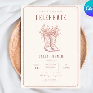 K&ouml;nnte beinhalten: Eine rechteckige Einladungskarte mit cremefarbenem Hintergrund und einem altrosa Rand. Der Text lautet SADDLE UP & JOIN US TO CELEBRATE, EMILY TURNER, BIRTHDAY, SATURDAY AUGUST 16, 4:00 PM, und THE WILD RANCH 1234 COWGIRL WAY AUSTIN TEXAS 78703.