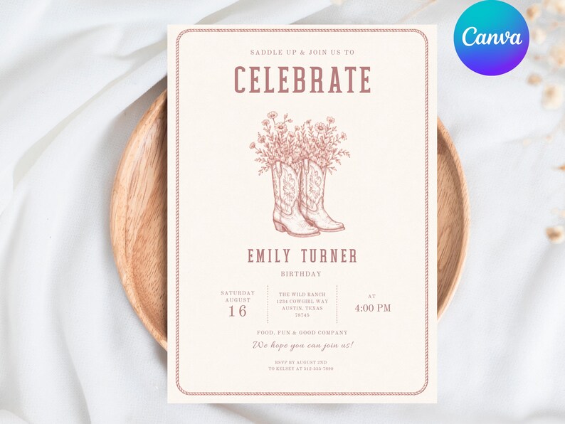 K&ouml;nnte beinhalten: Eine rechteckige Einladungskarte mit cremefarbenem Hintergrund und einem altrosa Rand. Der Text lautet SADDLE UP & JOIN US TO CELEBRATE, EMILY TURNER, BIRTHDAY, SATURDAY AUGUST 16, 4:00 PM, und THE WILD RANCH 1234 COWGIRL WAY AUSTIN TEXAS 78703.
