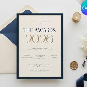 Może przedstawiać: Prostokątne zaproszenie z ciemnoniebieską ramką na kremowym tle. Tekst brzmi THE AWARDS 2026, CELEBRATING EXCELLENCE IN PEOPLE, PERFORMANCE AND IMPACT, wraz ze szczegółami wydarzenia, datą, lokalizacją oraz informacją o wymaganym stroju.