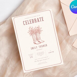 K&ouml;nnte beinhalten: Eine cremefarbene, rechteckige Geburtstagseinladungskarte mit einer dunkelrosa Strichzeichnung von zwei Cowboystiefeln, die mit Wildblumen gef&uuml;llt sind. Der Text lautet: SADDLE UP & JOIN US TO CELEBRATE EMILY TURNER BIRTHDAY, SATURDAY AUGUST 16, 4:00 PM.