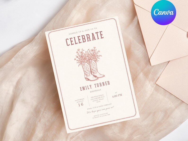 K&ouml;nnte beinhalten: Eine cremefarbene, rechteckige Geburtstagseinladungskarte mit einer dunkelrosa Strichzeichnung von zwei Cowboystiefeln, die mit Wildblumen gef&uuml;llt sind. Der Text lautet: SADDLE UP & JOIN US TO CELEBRATE EMILY TURNER BIRTHDAY, SATURDAY AUGUST 16, 4:00 PM.