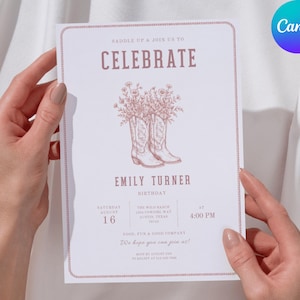 K&ouml;nnte beinhalten: Eine wei&szlig;e, rechteckige Geburtstagseinladungskarte mit einem ros&eacute;goldenen Rand. Der Text lautet SADDLE UP & JOIN US TO CELEBRATE, EMILY TURNER, BIRTHDAY, AUGUST 16, 4:00 PM und THE WILD RANCH. Sie zeigt eine Strichzeichnung von zwei Cowboystiefeln.