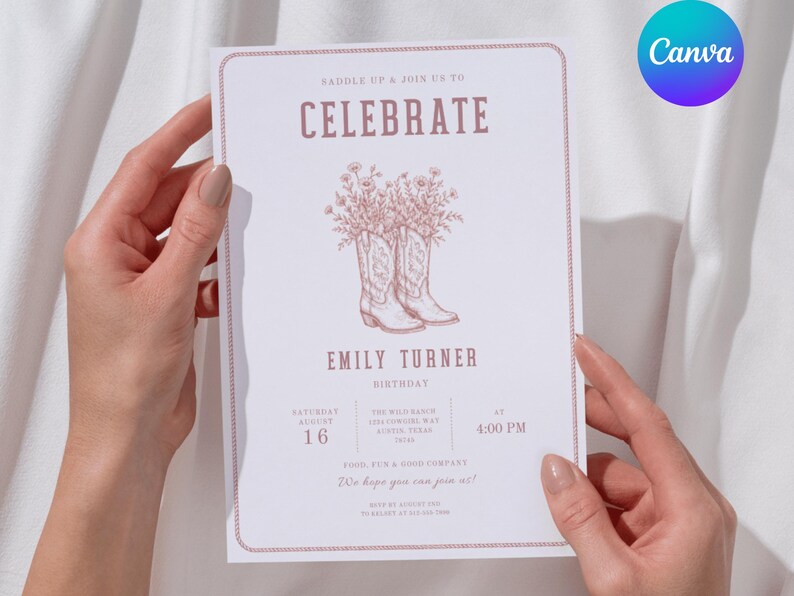K&ouml;nnte beinhalten: Eine wei&szlig;e, rechteckige Geburtstagseinladungskarte mit einem ros&eacute;goldenen Rand. Der Text lautet SADDLE UP & JOIN US TO CELEBRATE, EMILY TURNER, BIRTHDAY, AUGUST 16, 4:00 PM und THE WILD RANCH. Sie zeigt eine Strichzeichnung von zwei Cowboystiefeln.
