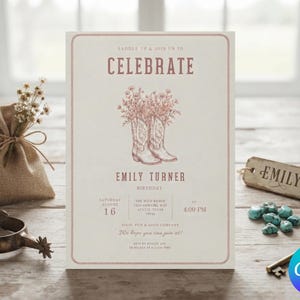 K&ouml;nnte beinhalten: Eine rechteckige Geburtstagseinladungskarte mit cremefarbenem Hintergrund und einem seilartigen Rand. Der Text lautet SADDLE UP & JOIN US TO CELEBRATE, EMILY TURNER, BIRTHDAY, SATURDAY AUGUST 16, THE WILD RANCH, 4:00 PM, FOOD, FUN & GOOD COMPANY, We hope you can join us!