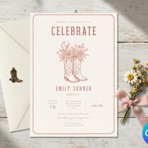 K&ouml;nnte beinhalten: Eine cremefarbene Geburtstagseinladungskarte mit einer altrosa Illustration von zwei Cowboystiefeln, die mit Wildblumen gef&uuml;llt sind. Der Text lautet SADDLE UP & JOIN US TO CELEBRATE, EMILY TURNER, BIRTHDAY, SATURDAY AUGUST 16, THE WILD RANCH, 4:00 PM.