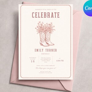 K&ouml;nnte beinhalten: Eine cremefarbene Geburtstagseinladungskarte mit einer Strichzeichnung von Cowboystiefeln, die mit Wildblumen in Altrosa gef&uuml;llt sind. Der Text lautet SADDLE UP & JOIN US TO CELEBRATE, EMILY TURNER, BIRTHDAY, SATURDAY AUGUST 16, 4:00 PM und weitere.