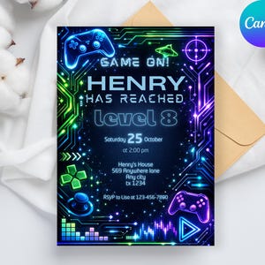 Peut inclure: Une invitation numérique sur le thème du jeu vidéo. L'invitation présente un fond bleu foncé avec des motifs de circuits imprimés vert néon et violets. Le texte comprend "GAME ON! HENRY HAS REACHED Level 8" et les détails de l'événement.