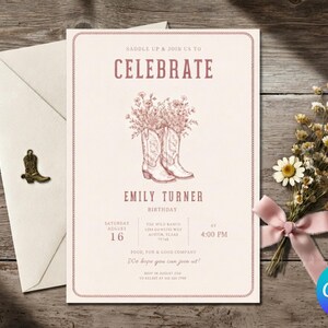 K&ouml;nnte beinhalten: Eine cremefarbene Geburtstagseinladungskarte mit einer Abbildung von zwei Cowboystiefeln voller Wildblumen, bedruckt mit dem Text "Saddle up & join us to celebrate", "Emily Turner", "Birthday" und Veranstaltungsdetails in dunkelrosa Schrift.