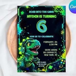 Può includere: Un invito per una festa di compleanno a tema gaming. L'invito presenta un dinosauro verde con le cuffie e un controller di gioco. Il testo include "ROAR INTO THE GAME" e "JAYDEN IS TURNING 6".