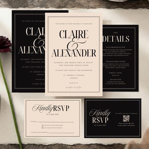 Könnte beinhalten: Ein Hochzeitspapeterie-Set bestehend aus schwarzen und cremefarbenen Karten mit Serifenschrift. Die Karten zeigen die Namen Claire und Alexander, Veranstaltungsdetails und RSVP-Abschnitte, wobei eine Karte einen QR-Code enthält.