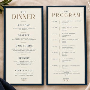Puede incluir: Dos tarjetas rectangulares de evento con fondo crema y bordes azul marino oscuro. La tarjeta izquierda se titula THE DINNER y enumera platos como sopa de tomate y pollo. La tarjeta derecha se titula THE PROGRAM y muestra un horario de 19:00 a 23:15, finalizando con el texto THE AWARDS 2026.