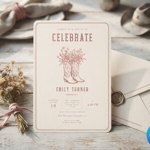 K&ouml;nnte beinhalten: Eine rechteckige, cremefarbene Geburtstagseinladungskarte mit einer rosafarbenen Illustration von Cowboystiefeln, die mit Wildblumen gef&uuml;llt sind. Der Text lautet "SADDLE UP & JOIN US TO CELEBRATE", "EMILY TURNER", "BIRTHDAY" und enth&auml;lt Veranstaltungsdetails.