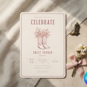 K&ouml;nnte beinhalten: Eine rechteckige Geburtstagseinladungskarte in Creme mit dunkelrosa Text und einer Strichzeichnung von Cowboystiefeln voller Wildblumen. Der Text lautet: SADDLE UP & JOIN US TO CELEBRATE EMILY TURNER BIRTHDAY, SAMSTAG 16. AUGUST, 16:00 UHR.