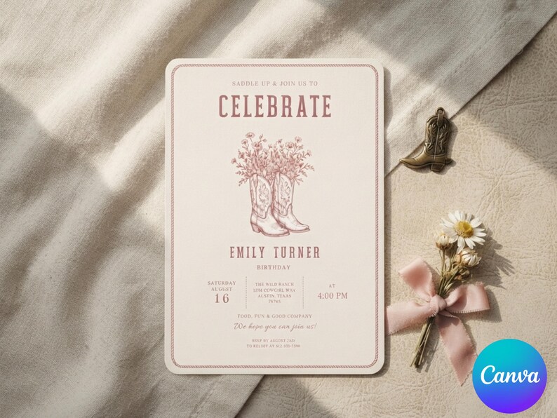 K&ouml;nnte beinhalten: Eine rechteckige Geburtstagseinladungskarte in Creme mit dunkelrosa Text und einer Strichzeichnung von Cowboystiefeln voller Wildblumen. Der Text lautet: SADDLE UP & JOIN US TO CELEBRATE EMILY TURNER BIRTHDAY, SAMSTAG 16. AUGUST, 16:00 UHR.