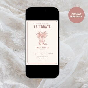 K&ouml;nnte beinhalten: Ein Smartphone zeigt eine digitale Einladung mit cremefarbenem Hintergrund und altrosa Text. Das Design enth&auml;lt eine Strichzeichnung von Cowboystiefeln mit Wildblumen, das Wort CELEBRATE und den Namen EMILY TURNER.