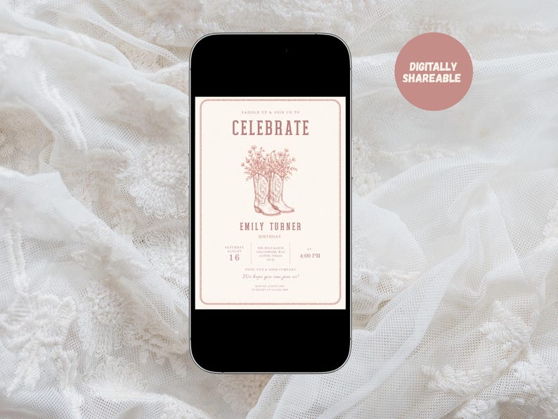 K&ouml;nnte beinhalten: Ein Smartphone zeigt eine digitale Einladung mit cremefarbenem Hintergrund und altrosa Text. Das Design enth&auml;lt eine Strichzeichnung von Cowboystiefeln mit Wildblumen, das Wort CELEBRATE und den Namen EMILY TURNER.