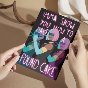 Könnte beinhalten: Eine Grußkarte mit dem Text "IMMA SHOW YOU HOW TO MAKE A POUND CAKE" in Neonrosa. Die Karte zeigt eine Cartoon-Illustration von drei Frauen mit bunten Haaren und futuristischen Visieren, die Schneebesen halten.