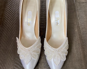 Scarpe da sposa vintage anni '80 Dyeables in raso avorio con perline, tacco a spillo, taglia 8AA da donna.
