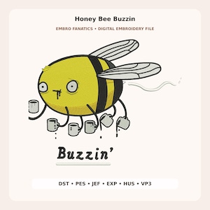 Könnte beinhalten: Eine digitale Stickdatei mit dem Titel Honey Bee Buzzin, die eine gelb-schwarze Biene mit großen Augen zeigt, die mehrere kleine graue Kaffeetassen hält. Der Text lautet Honey Bee Buzzin, Embro Fanatics, Digital Embroidery File und Buzzin'.