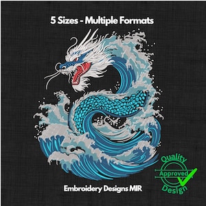 Könnte beinhalten: Ein gesticktes Design eines Drachen in Blau-, Weiß- und Rottönen, vor einem schwarzen Hintergrund. Der Drache ist von stilisierten Wellen umgeben. Text enthält "5 Größen - Mehrere Formate", "Embroidery Designs MIR" und "Quality Approved Design".