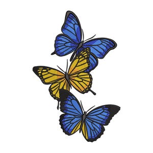Könnte beinhalten: Drei gestickte Schmetterlinge im Flug. Die Schmetterlinge weisen blaue, gelbe und schwarze Details auf. Die Flügel haben komplizierte Muster und die Schmetterlinge sind vor einem weißen Hintergrund platziert.