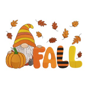Könnte beinhalten: Herbstliches Design mit einem Wichtel mit orange-gelb gestreifter Mütze, der einen Kürbis hält. Das Wort "FALL" ist in orange, schwarz und gelb geschrieben, mit fallenden Blättern.