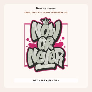 Op de afbeelding: Een digitaal borduurontwerp met de tekst Now or Never in een vet graffiti-stijl lettertype met lichtgrijze letters, zwarte omlijningen en een klein kroonicoon, geaccentueerd met felroze cirkelvormige elementen en een rechthoekig kader.
